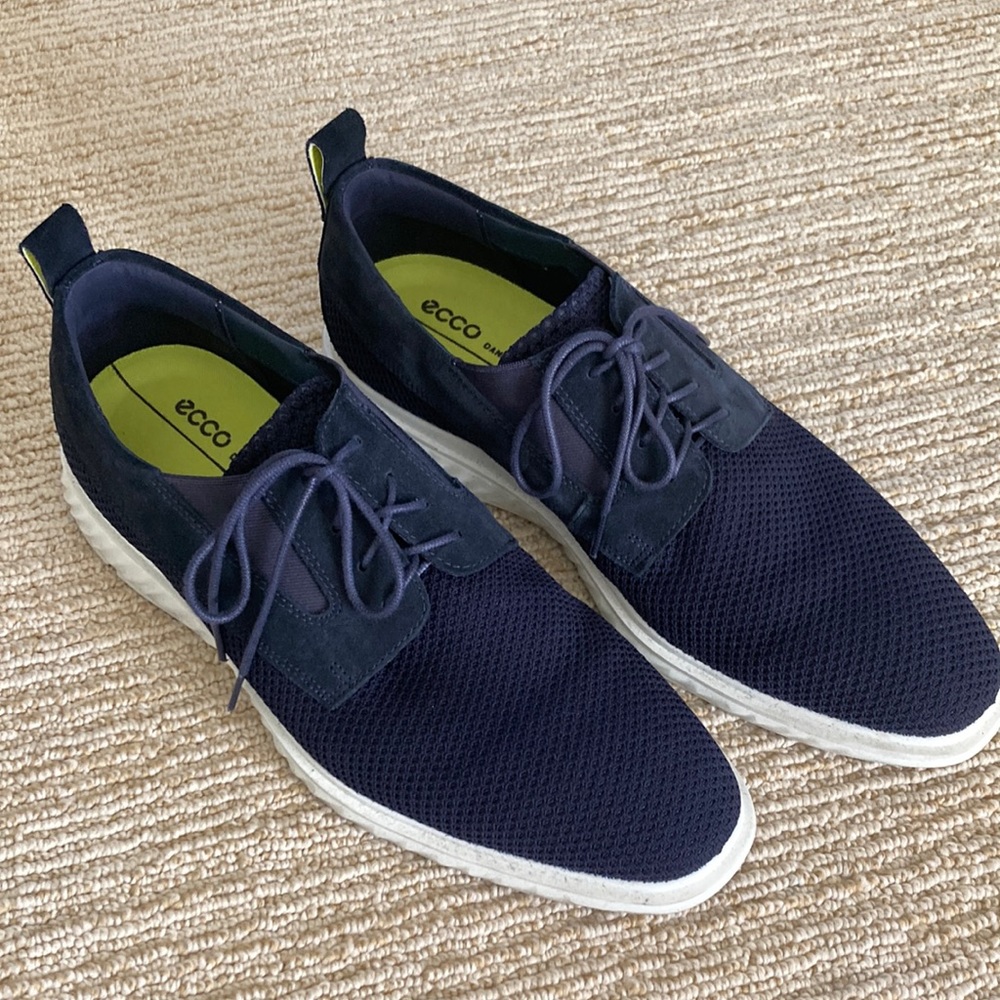 EUC Men’s Ecco Navy Sneakers Size 46